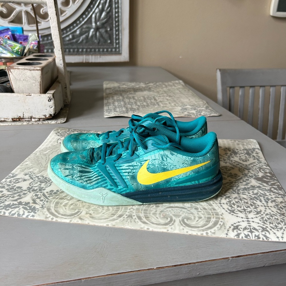 kobe mentality low easter, vintage shoe, very cute
